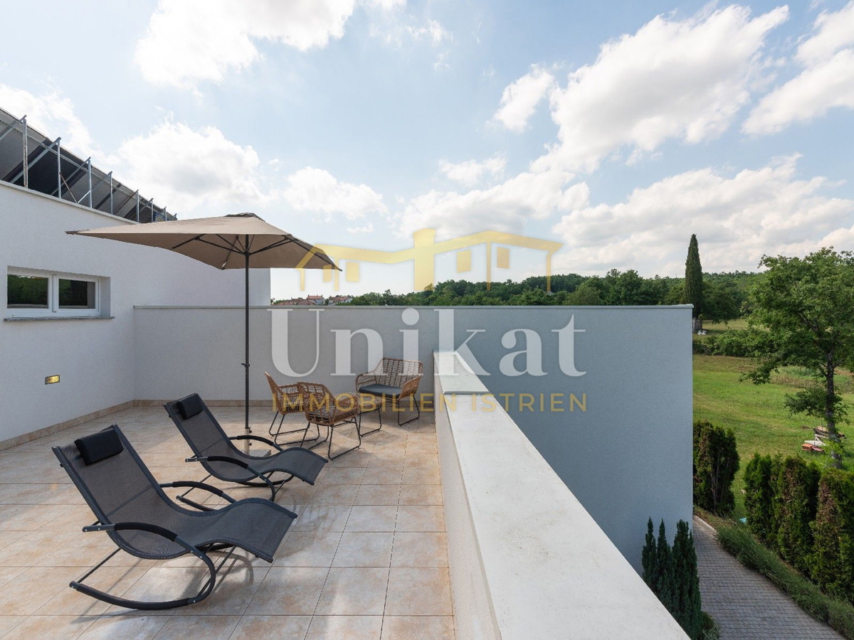 Moderna vila z notranjim in zunanjim bazenom